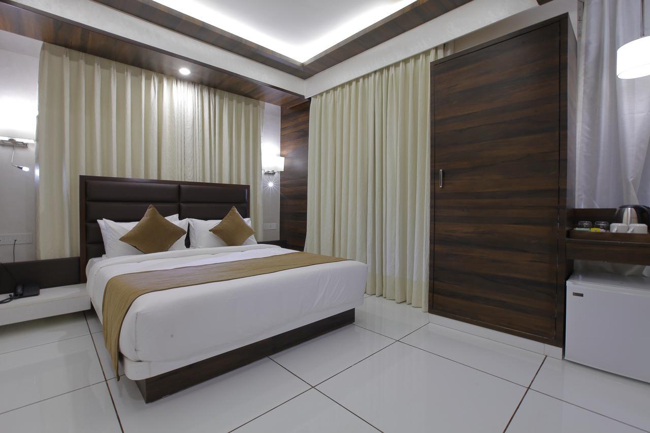 Hotel Silver Heights Αχμπανταμπάντ Εξωτερικό φωτογραφία