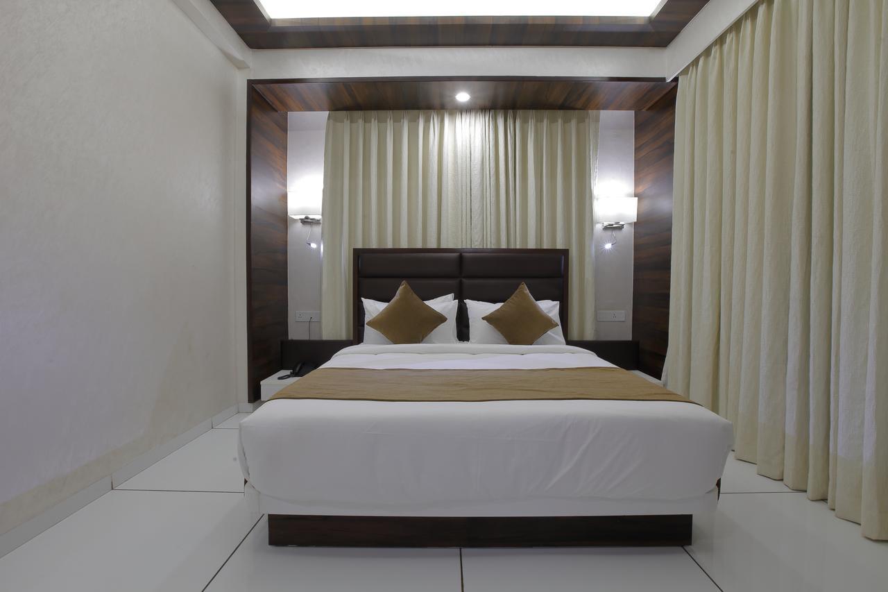 Hotel Silver Heights Αχμπανταμπάντ Εξωτερικό φωτογραφία