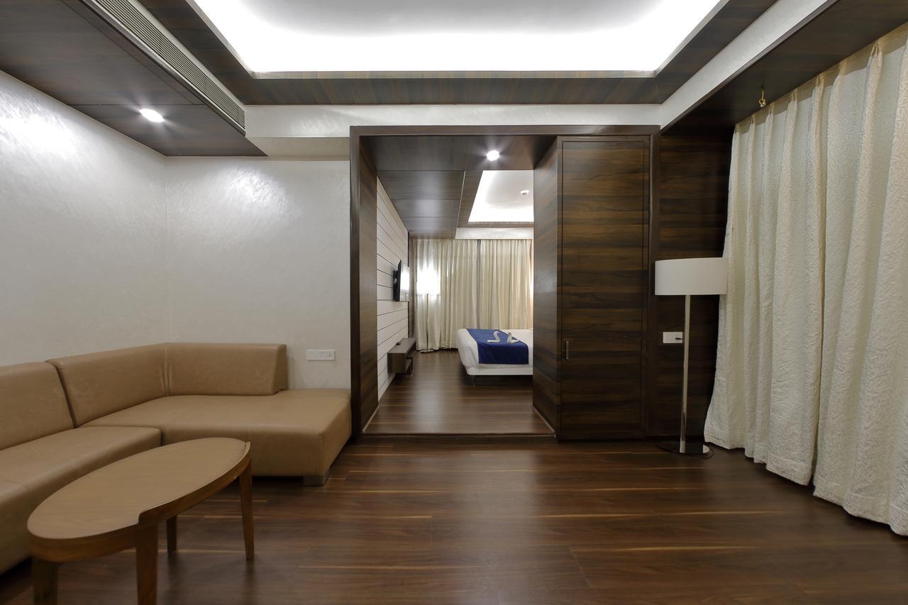Hotel Silver Heights Αχμπανταμπάντ Εξωτερικό φωτογραφία